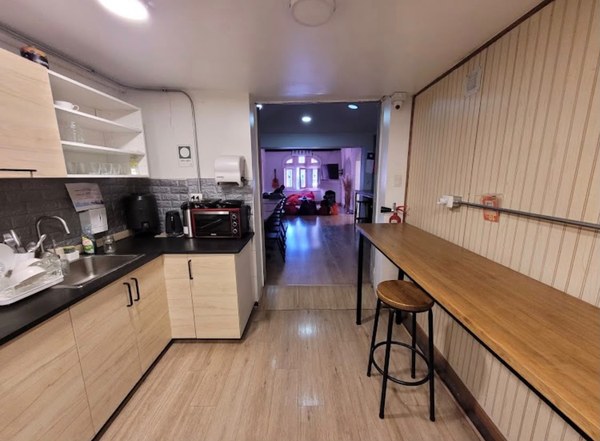 Barra alta junto a la cocina, con vistas al salón común