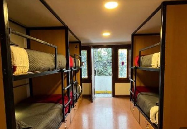 Dormitorio compartido con literas a ambos lados y salida a la terraza