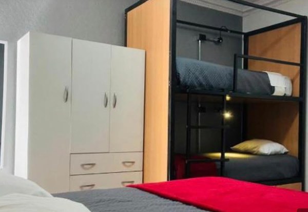 Habitación con cama de matrimonio, litera y armario de tres puertas