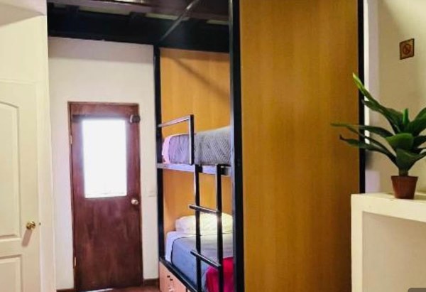 Habitación cuádruple con litera junto a la cama principal
