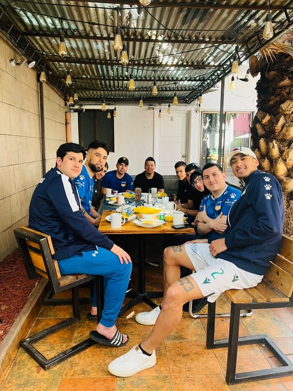 Huéspedes desayunando juntos en la terraza cubierta