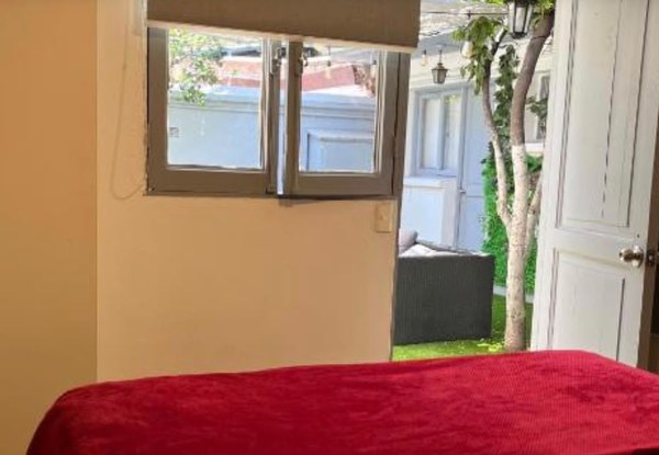 Habitación matrimonial con armario y salida directa al jardín